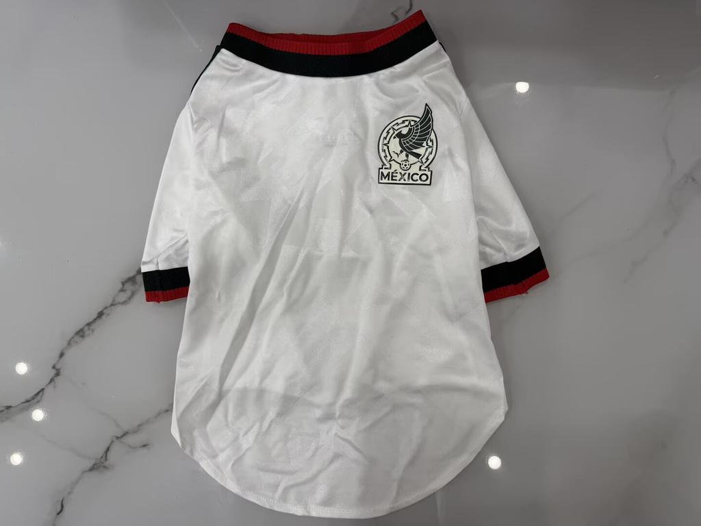 26.27 Haustier-Fußballtrikot. Spanien. Mexiko. Brasilien. Die gleichen Hundekleider für die Nationalmannschaft Weltmeisterschaft.