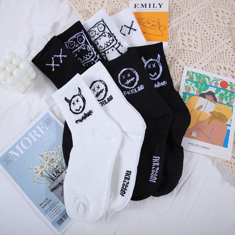 CHRLEISURE 4 Pairs/Set Long Barrel Socks Men's Black And White Socks Trend Cartoon Long Tube Comfortable Breathable Couple Socks
