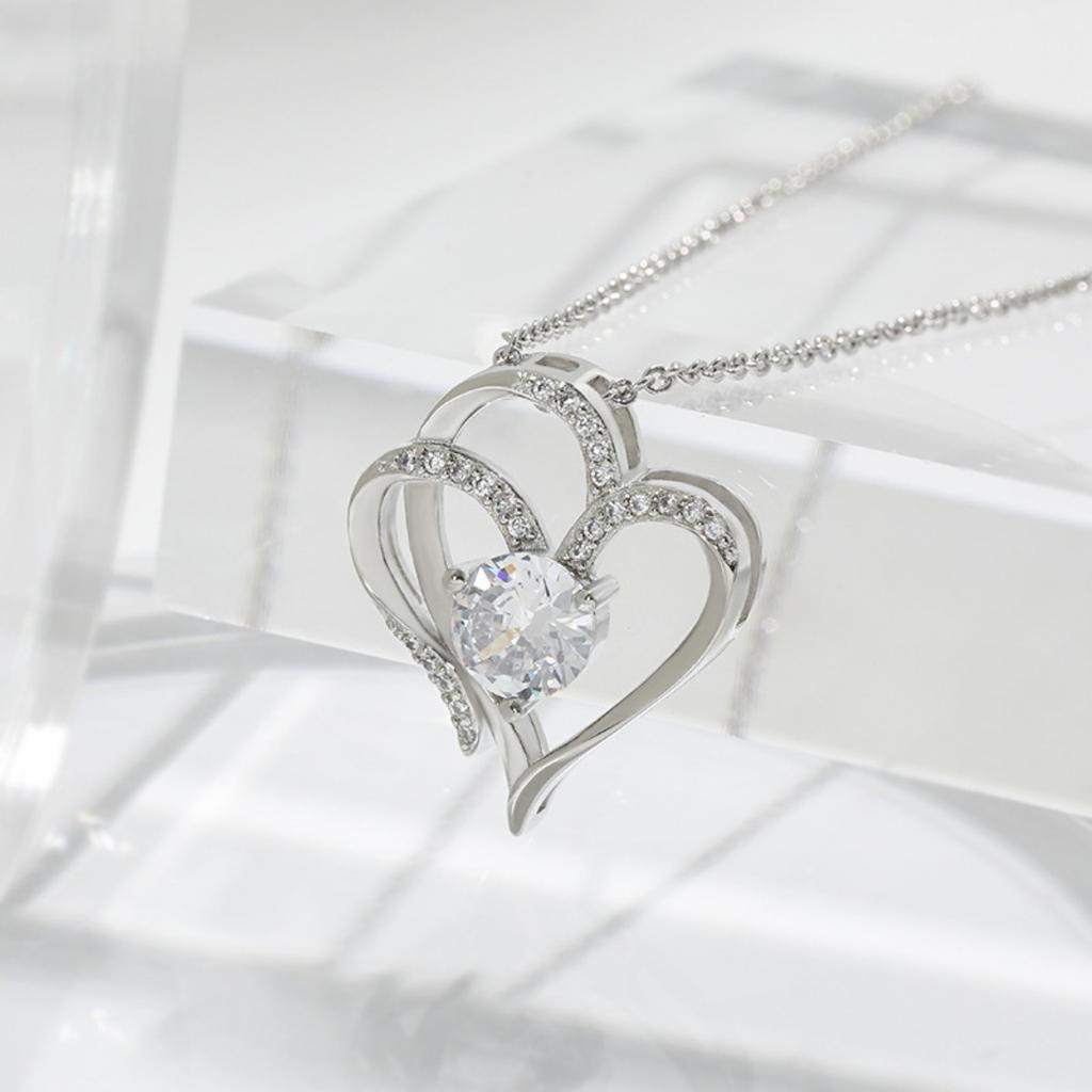 Představuje od srdce k srdci vykládaný zirkonový náhrdelník s dvojitým srdcem s přívěskem Female Love Necklace