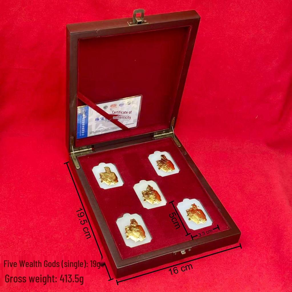 Fem Lyckogudar Guldinlagd Vit Jade Hänge och Jubileumsmynt Set