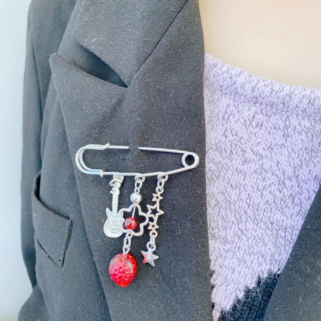 Stylish Syringes Safe Pins Brooch Creative Designs Accessory for Customizable Charm Study Alloy and Bead Pendant