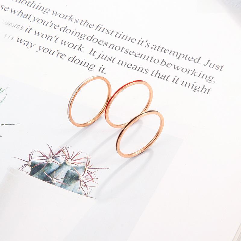Bague en acier titane or rose pour femme avec design créatif en trois couleurs et détails ultra-fins de 1 mm.