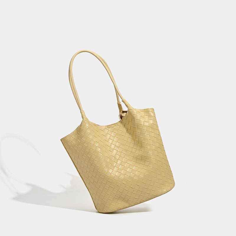 Korean version of casual soft leather tote bag women's texture woven shoulder bucket bag simple and versatile commuter underarm mother bag