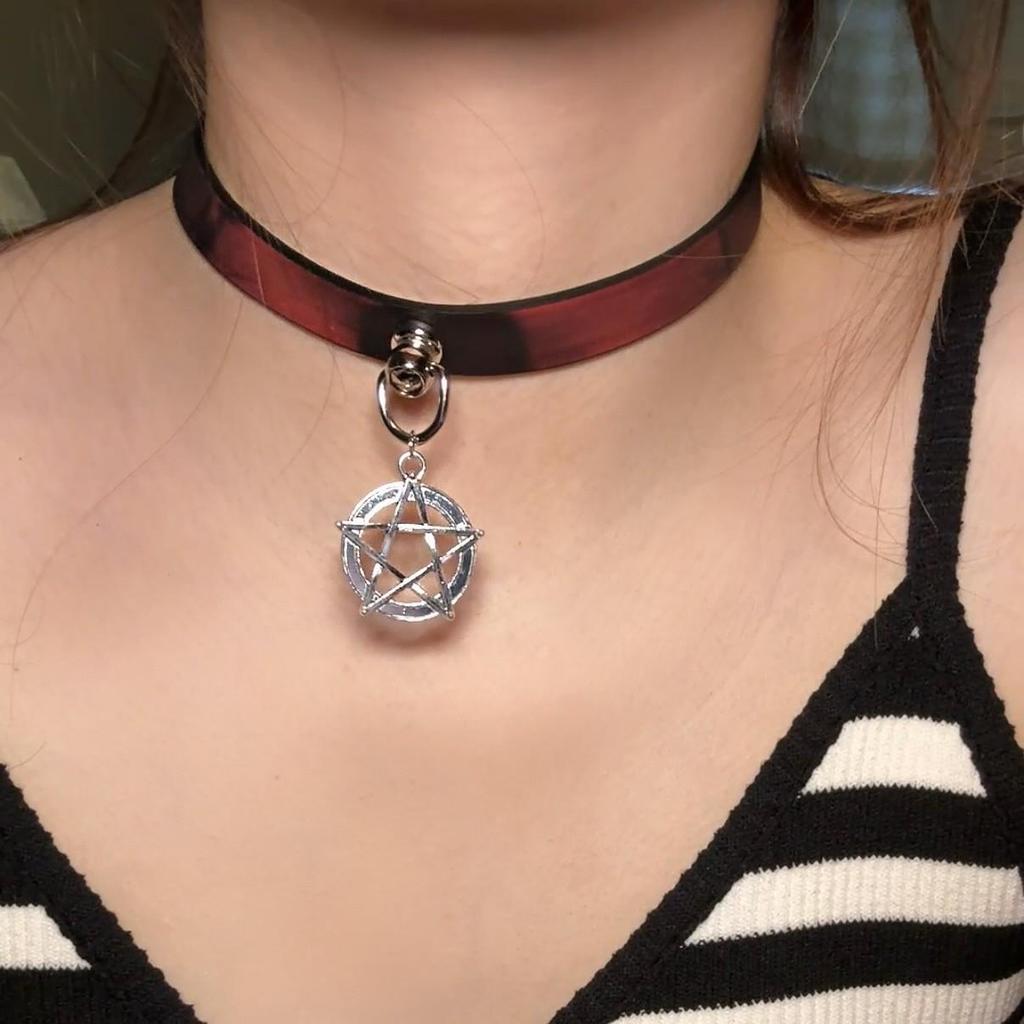 Chique Pittige Meisje Leren Bel Choker Ketting – Uniek Minderheidsontwerp