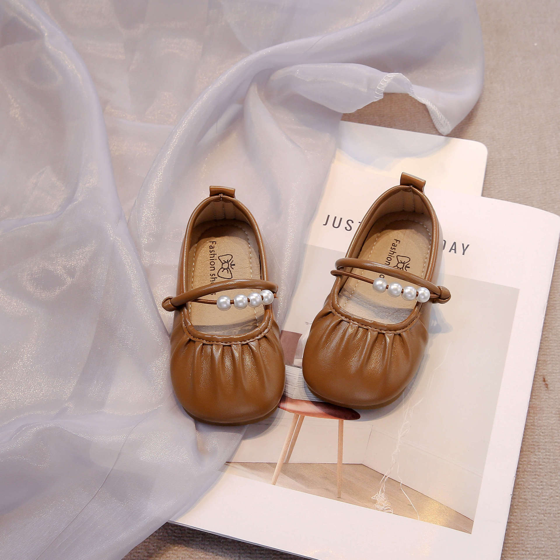 

Girls small leather shoes2026Spring and Autumn New Style Children s Slip-On Loafers Cute Pearl Shoes for Older Kids 23-25Code one hand3Double коричневый