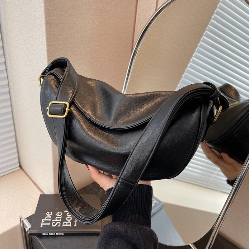 

New pleated texture travel bag niche simple versatile messenger bag women s fashion commuter shoulder dumpling bag чёрный