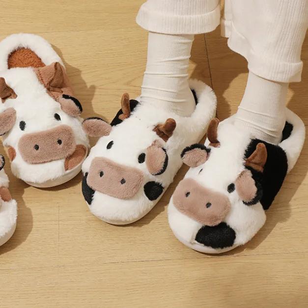Nuevas pantuflas de felpa cálidas de vaca de dibujos animados neutrales de invierno para parejas, pantuflas de casa antideslizantes para interior para hombres y mujeres, algodón sh para el hogar