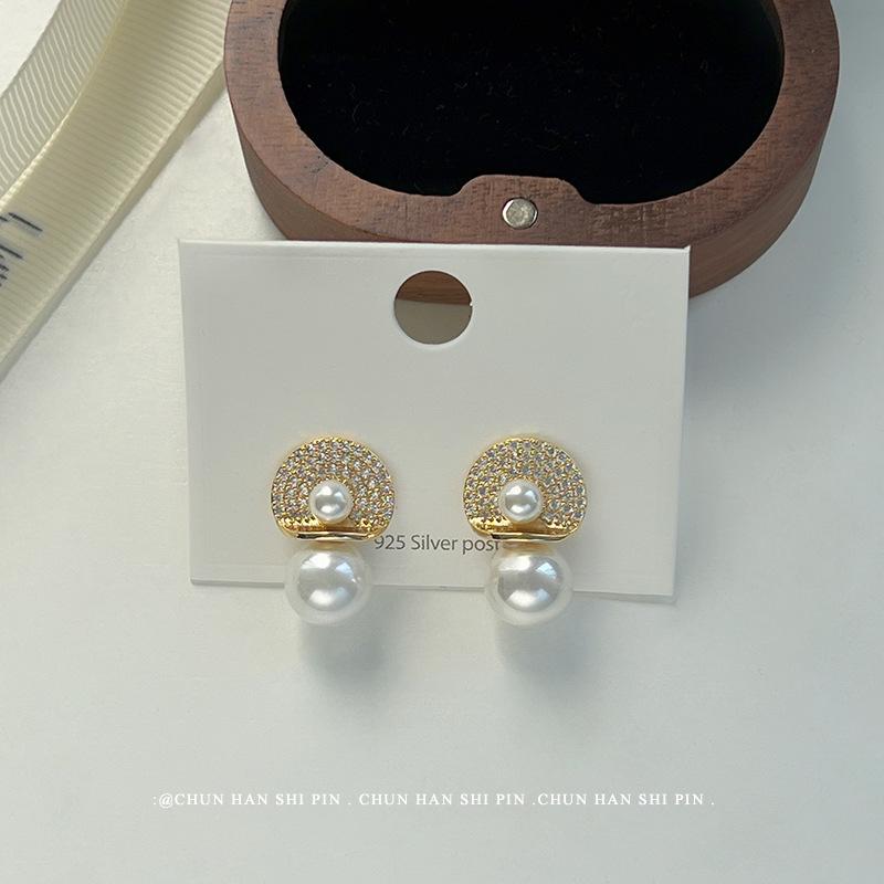 Stylish and simple pearl ear clips without ear piercings, high-end large pearl stud earrings, celebrity temperament earrings, mosquito disc earrings.