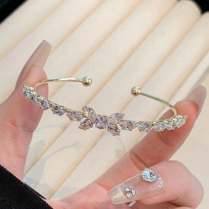 Elegant Zircon Bracelet for Women - Luxurious, Exquisite, Crystal Design Bangle with a Sophisticated Touch.