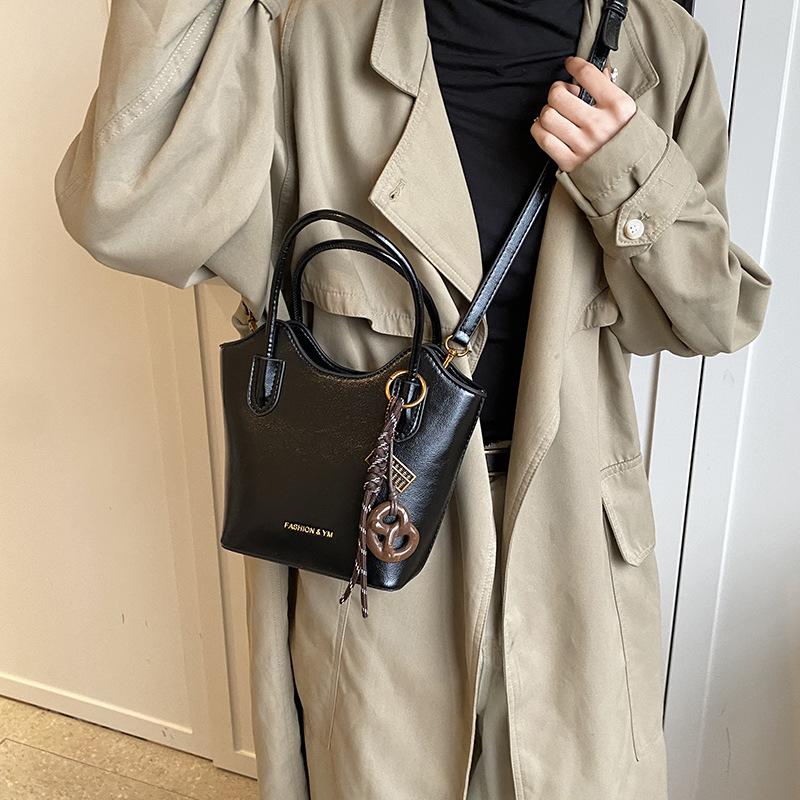 This year's popular retro bag women's autumn and winter versatile 2025 new messenger bag high-end portable bucket bag