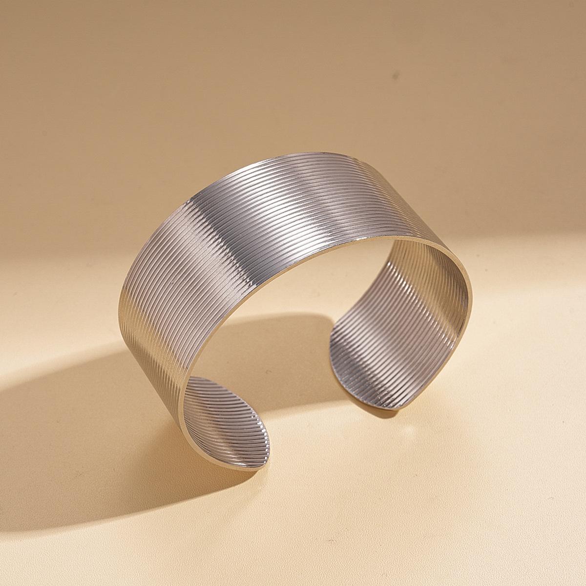Тяжелая промышленность Нержавеющая сталь Геометрический Круглая текстура Открытый браслет Металлический ощущение Ювелирные изделия