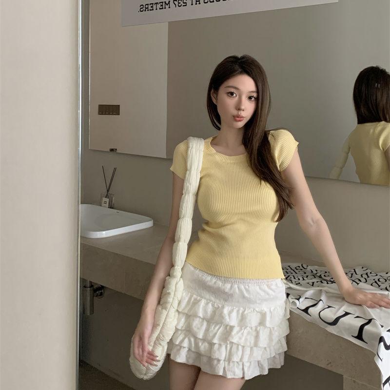 

Желтая трикотажная футболка с круглым вырезом и летним темпераментом, облегающий крой спереди, основа на плечах, универсальный и простой топ S