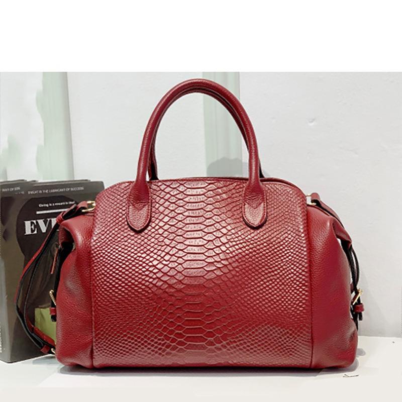 Retro crocodile pattern women's bag plus genuine leather locomotive bag, large-capacity messenger handbag.
