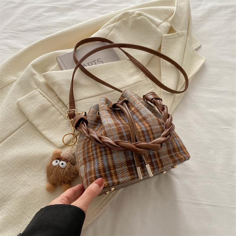 Today's fashion and large-capacity retro plaid strap bag women's new messenger bag bucket bag