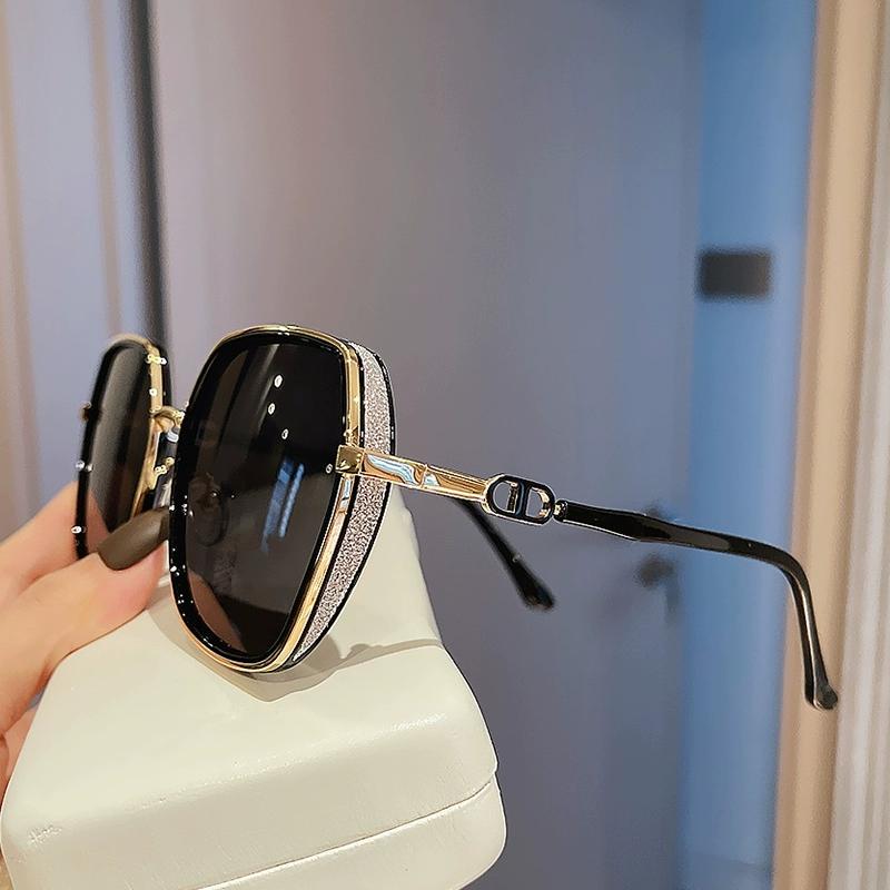 New Fashion Sunglasses Women Vintage Bling Oversized Frame Sun Glasses for Women Trend Eyeglasses Protect Outdoor Eyewear Uv400