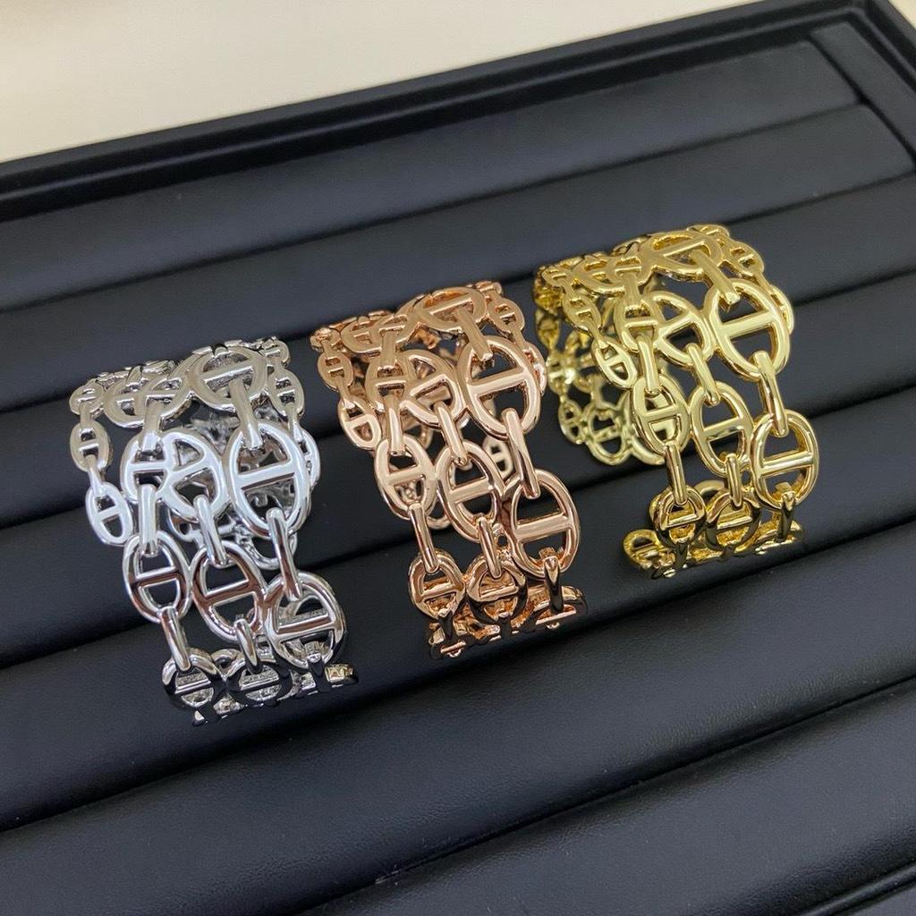 2025 Damenmode Breiter Offener Schichtarmreif: Europäischer & Amerikanischer Street Style mit Glattem Durchbruch-Ferkelnasen-Design