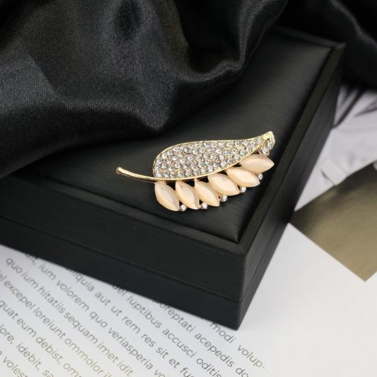 Brooch Retro Style Leaf Floral Design Lapel Pin with Faux Opal Inlaid Sweaters Collars Hats Bags Coats Scarves Badge Outfit Accessory
