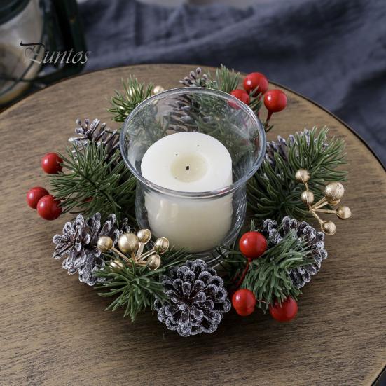 Weihnachtskerzenring, künstliche Tannennadeln, Tannenzapfen, Beeren, Girlande, rustikaler festlicher Kerzenkranz für die Tischdekoration zu Hause