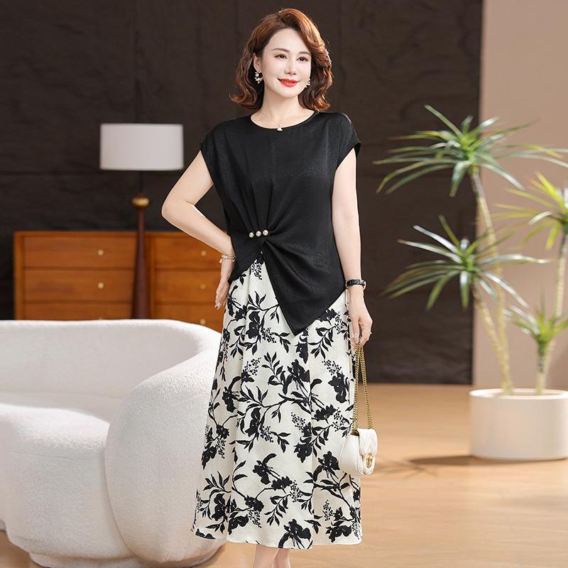 

Mature Women s Printed Short-Sleeve Skirt Suit - Stylish Summer Two-Piece Set 5XL (155-165 lbs)