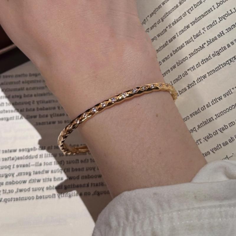 Inspiration Design Glossy Retro Interlocking Diamonds Inlay Bracelet Light Luxury Stacking Style Bracelet Banquet  Gift