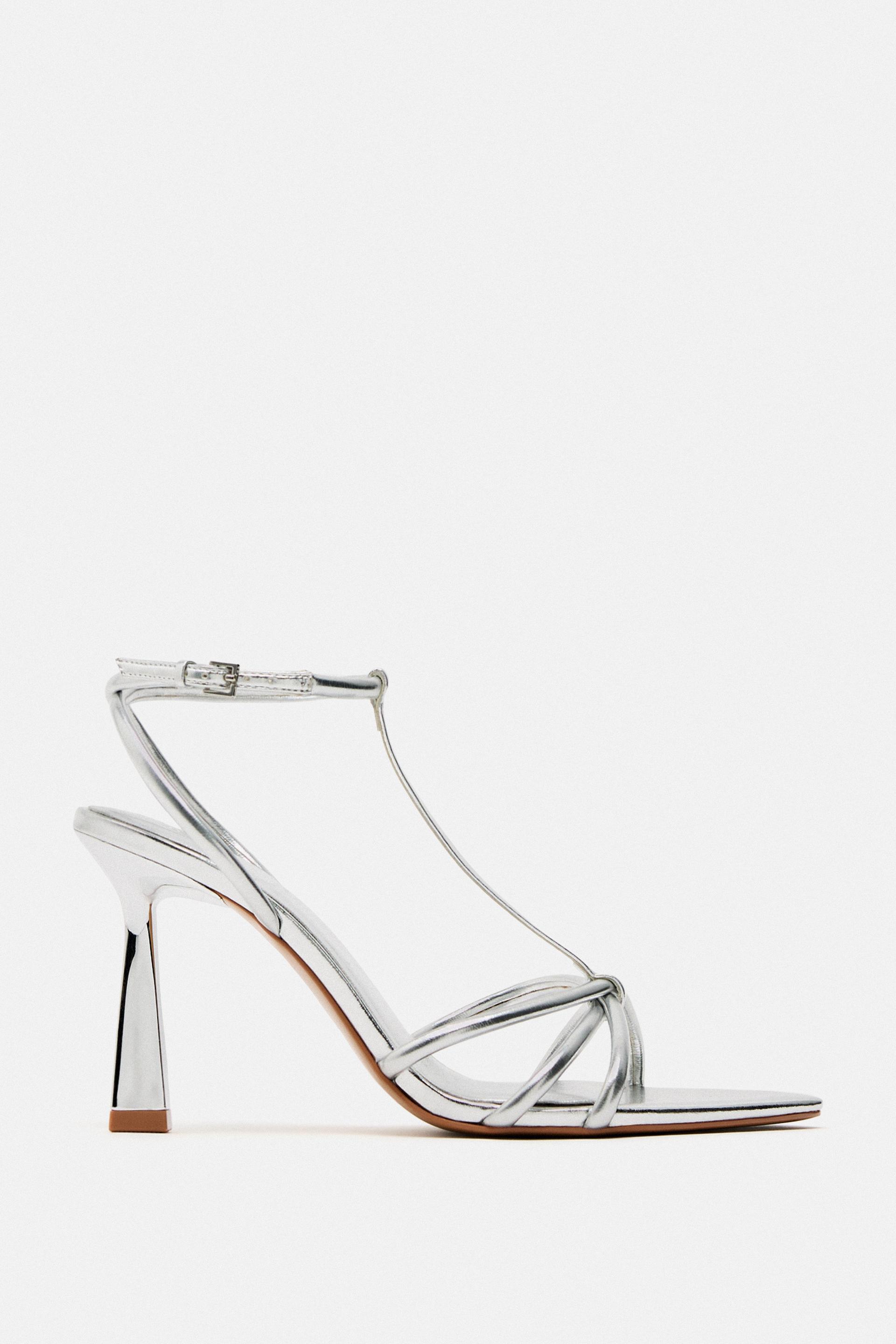 

САНДАЛИИ НА ВЫСОКОМ КАБЛУКЕ С МЕТАЛЛИЧЕСКИМ РЕМЕСКОМ