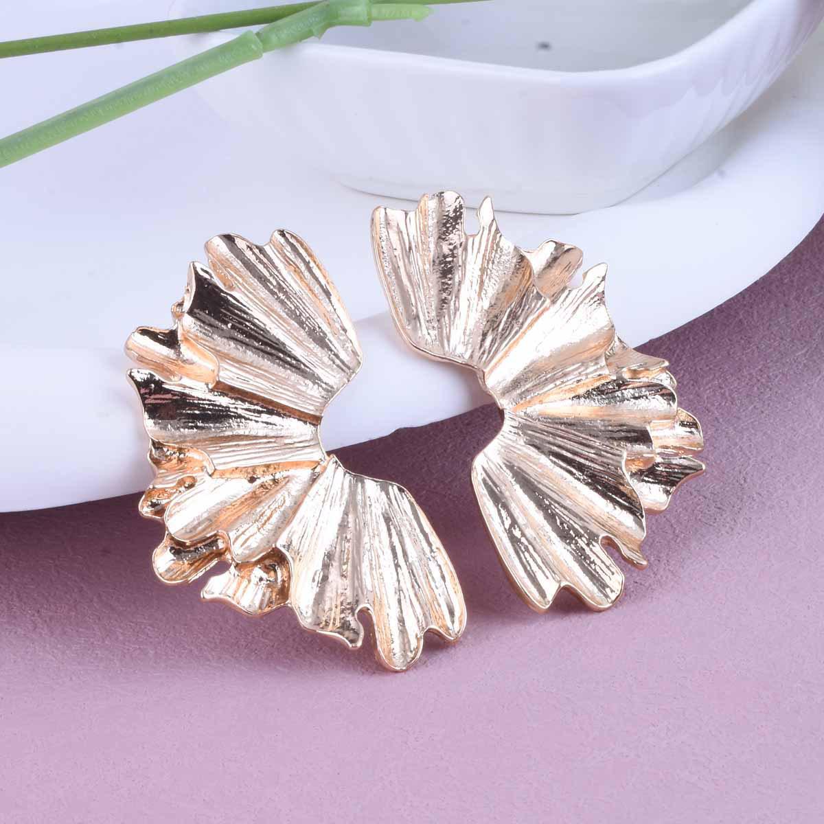 Exquisite Floral Earrings: Trendy European  American High-End Flower Studs for Women золотой