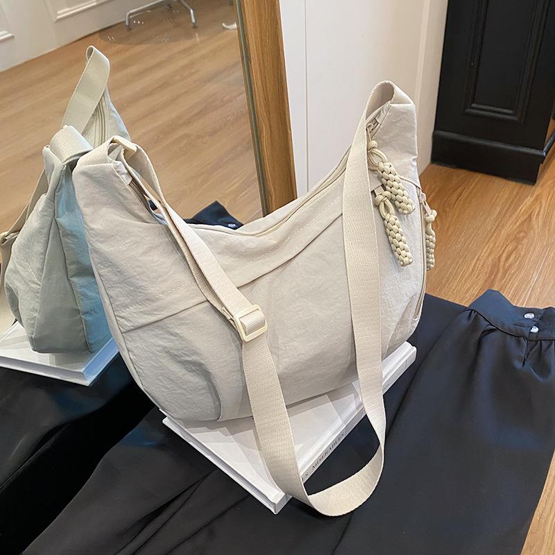 

Street trend casual large-capacity versatile shoulder messenger bag simple solid color students commute to class