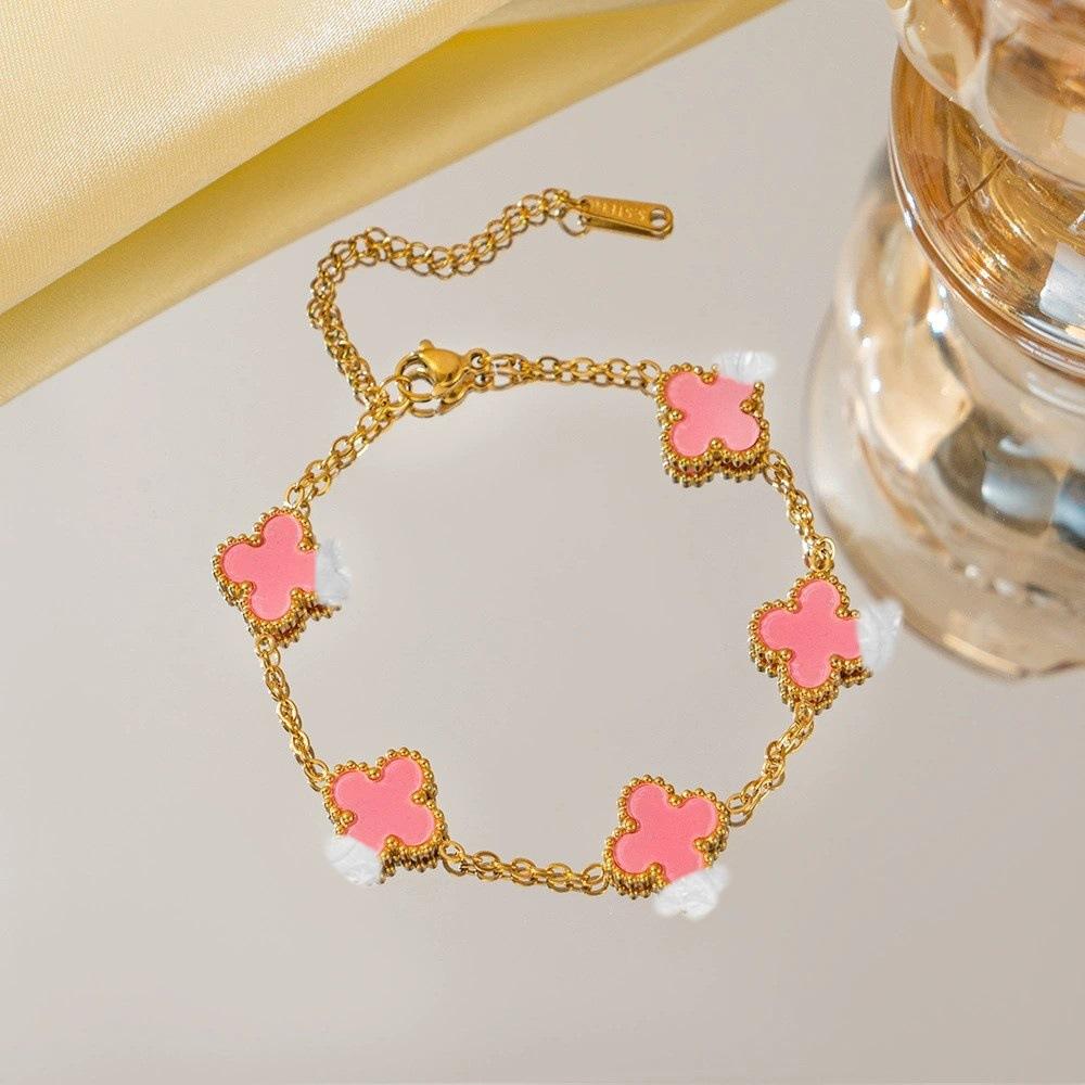 Vierblättriges Kleeblatt Armband Ein leichter Luxus und hochwertiges Damen Schmuck Accessoire Ein modisches Armreif für Damen
