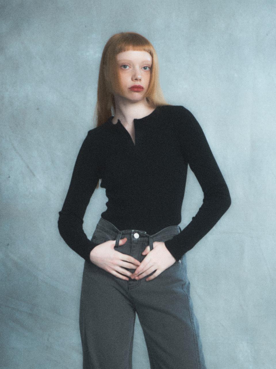 Renezmia Fingerhole Y-Neck Top_Black