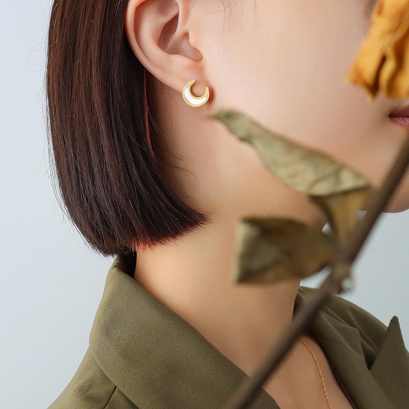 

Корейский стиль Niche Fashion Moon White Sea Shell Подвеска Ожерелье Серьги Титановая сталь Покрытие 18-каратное золото Ювелирные изделия Комплект