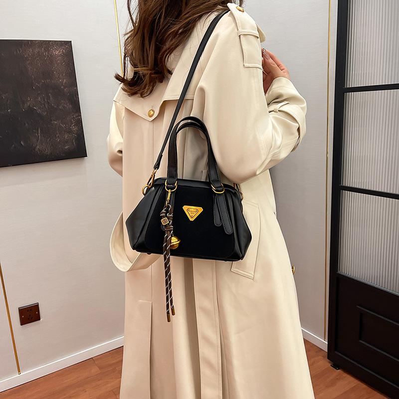 Retro Portable Bowling Bag Women's 2025 New Winter Shoulder Bag High-end Fashion Versatile Messenger Bag