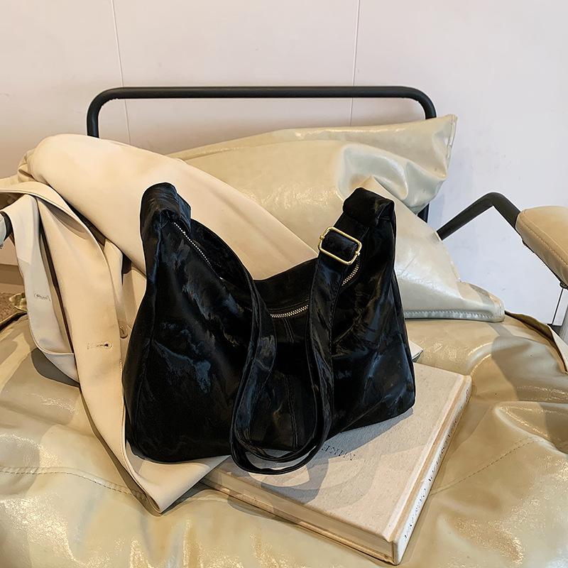 Fashion large-capacity bag women's 2025 autumn and winter new shoulder bag simple soft-sided commuter messenger pillow bag