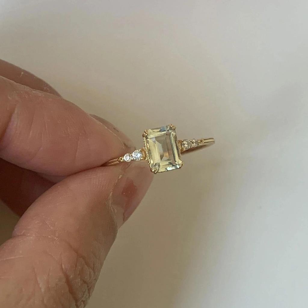 Anillo de Compromiso para Mujer con Gema de Amatista Verde Corte Esmeralda – Banda Chapada en Oro con Acentos de Diamantes Laterales, Elegante Joyería de Declaración Regalo para Ella