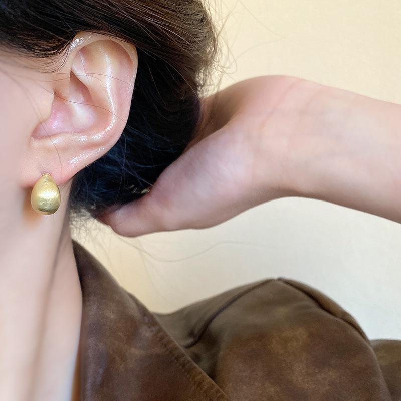 

Серьги-бобы из полированного серебра S925: Элегантные украшения в форме капли воды A1426