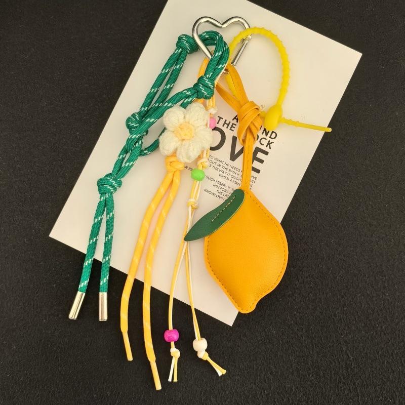 Süße Faux-Leder-Frucht-Taschenanhänger-Schlüsselanhänger mit Häkelblume Zur Dekoration für Tasche, Rucksack, Schlüssel Schönes Geschenk