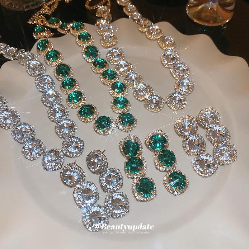 Runder Blumenschmuck-Set mit Ohrringen und Halskette mit quadratischem Diamant-Inlay - Luxusschmuck für Damen