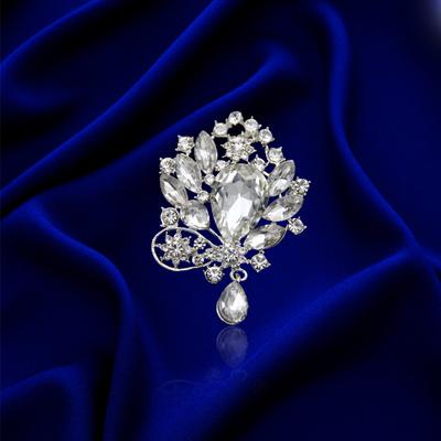 Utsökt High-End Atmosfär Silver Dropp Blomma Brosch Scarfspänne Korsage Strass Blomma Hänge Brosch
