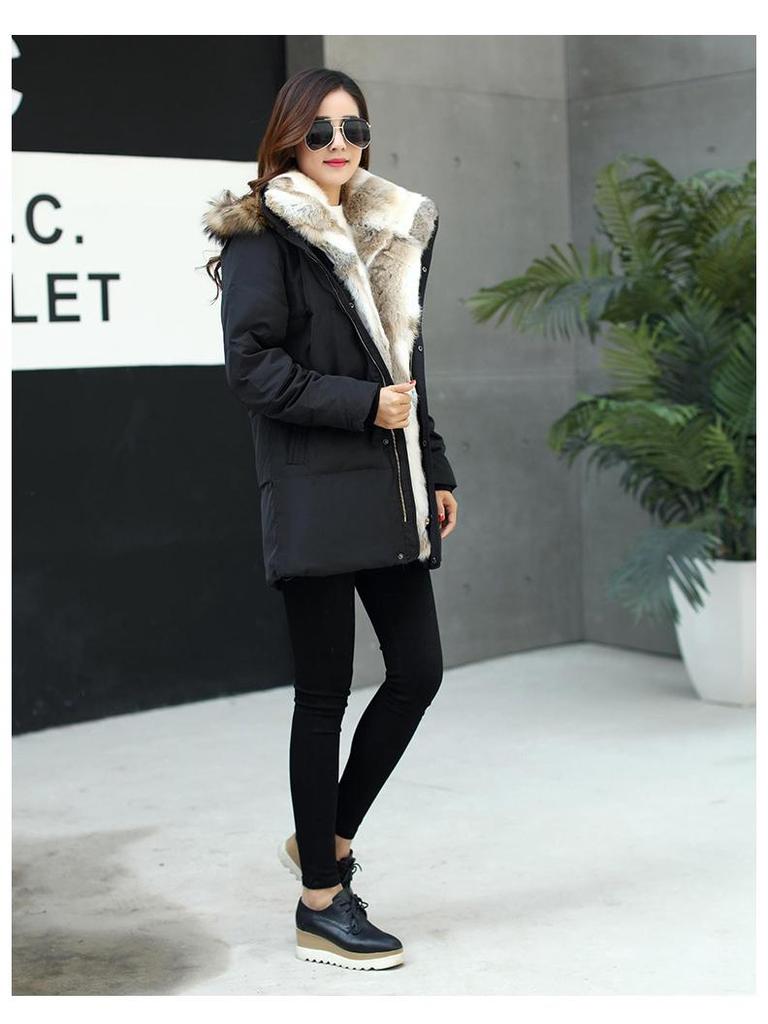 Mittellange Daunenjacke für Damen mit Pelzkragen - Winterkollektion