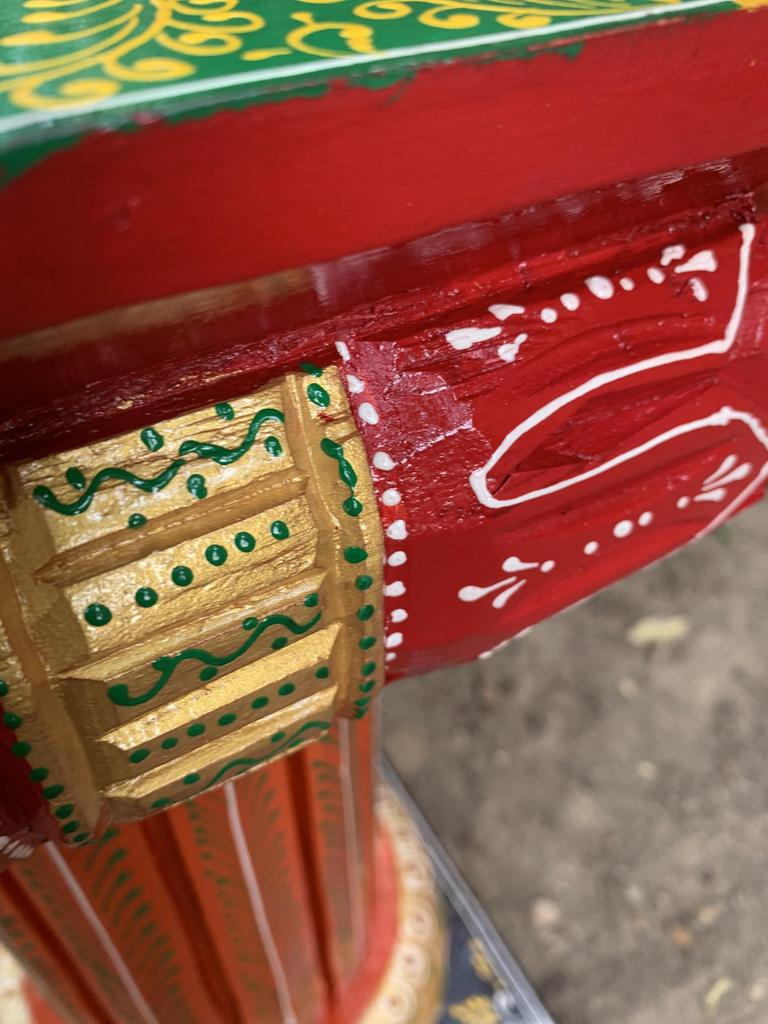 Handbemalte hölzerne Chowki Sockeltisch | Indischer Volkskunst Statuenständer