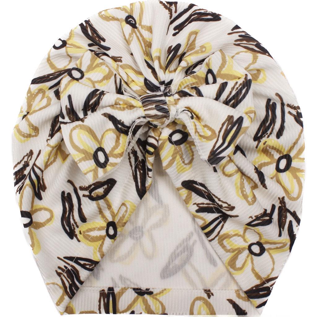 Sommerliche Babymütze mit Schleife und kreativem Aufdruck