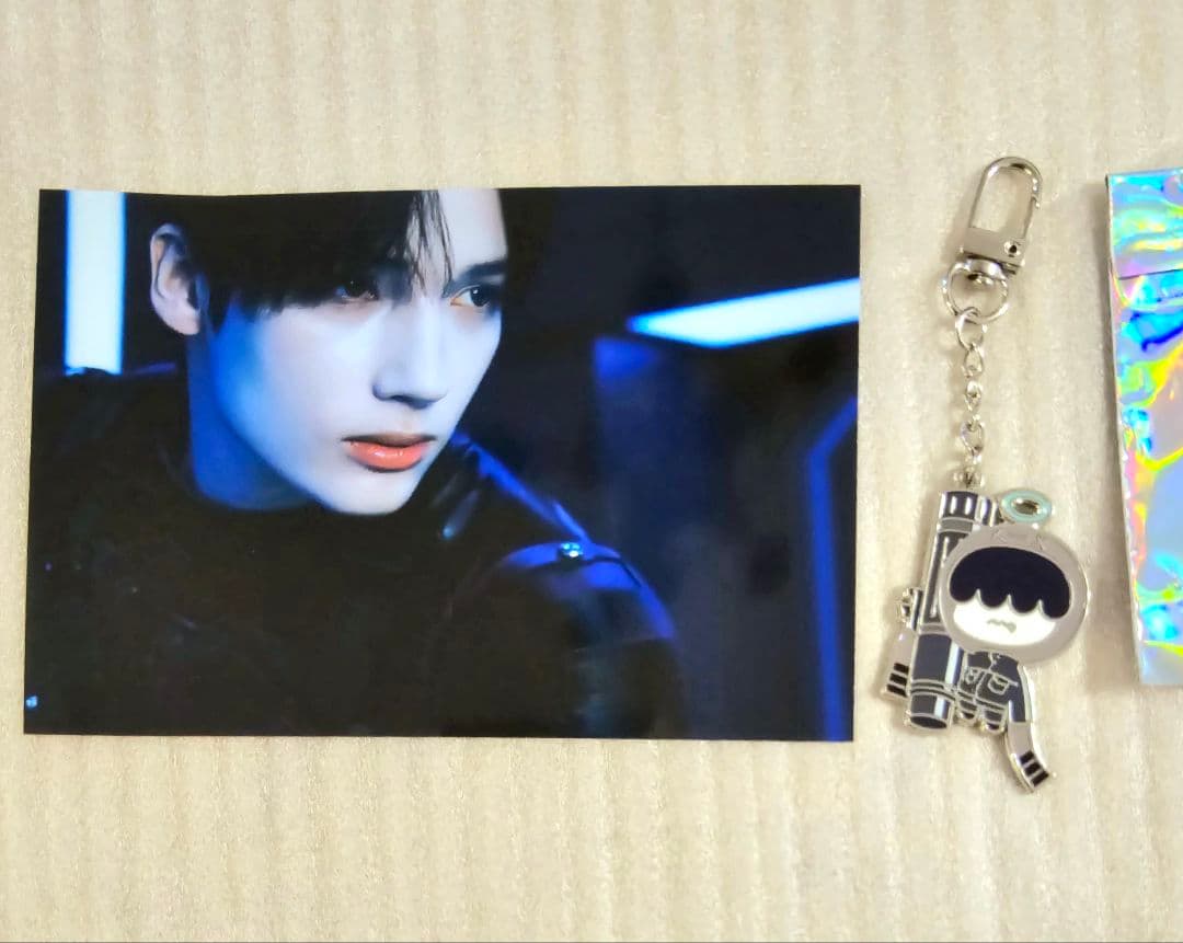 

[Б/У] Металлический брелок-подвеска для ключей TXT CU Collaboration + Фотокарточка Хюнин Кай, Хумунярин