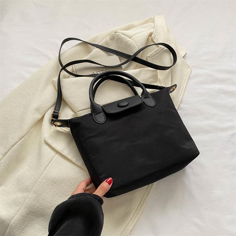 

Портативная сумка подмышкой Корейская повседневная женская сумка-тоут из холста сращивание большой емкости маленькая квадратная сумка нишевая сумка-мессенджер прилив Without pendant чёрный