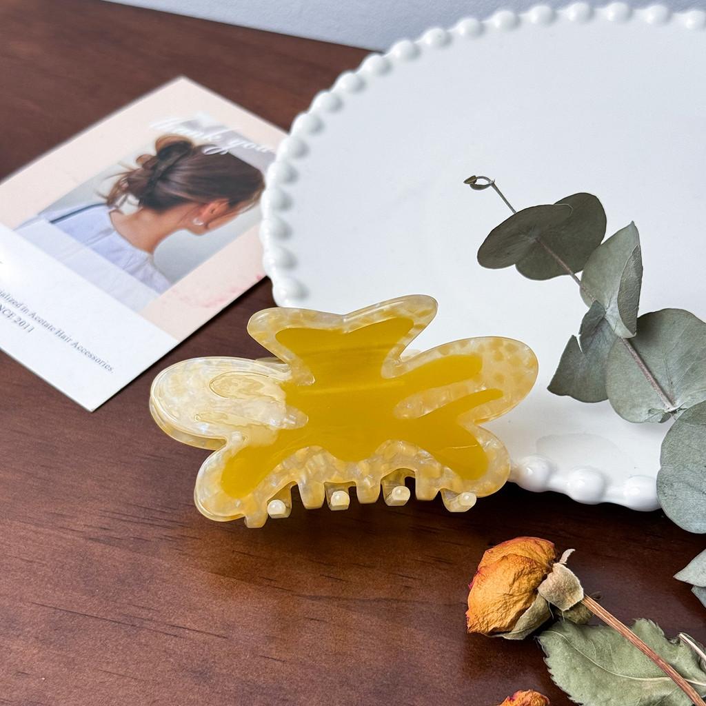 Snyggt och snyggt hårspänne för kvinnor i livfulla prickiga färger för trendiga uppsättningar