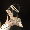 Damen Mode Sandalen Spitz zulaufend Kristall Knöchelriemen Hohe Hacken Sandalen Schwarze Schleife Seltsamer Stil Damenschuhe Tacones Mujer