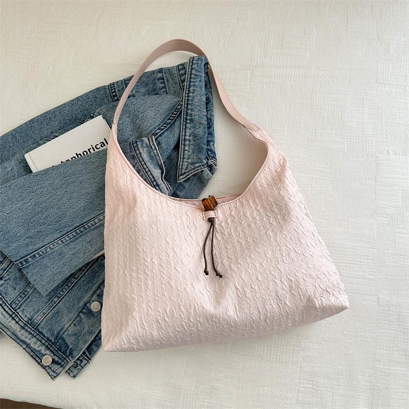 

2025 spring and summer new fashion solid color shoulder bag Korean version solid color messenger bag student class commuting armpit bag woman рожевий