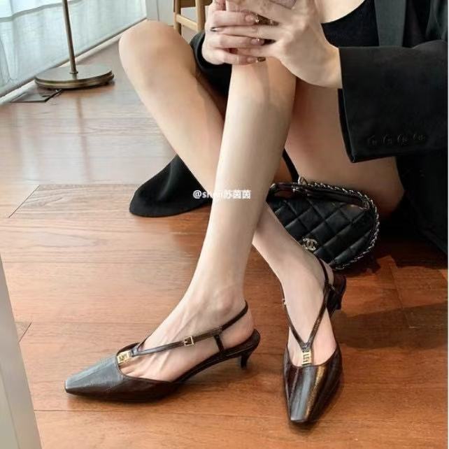 

Версия из коровьей кожи, кожаный темперамент, квадратный носок, маленькая золотая пряжка, узор угря, каблук-рюмочка, пустые сандалии, женские летние новые модели 40