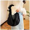 Trendige Cord Schultertasche mit Falten für Damen - Kollektion 2025