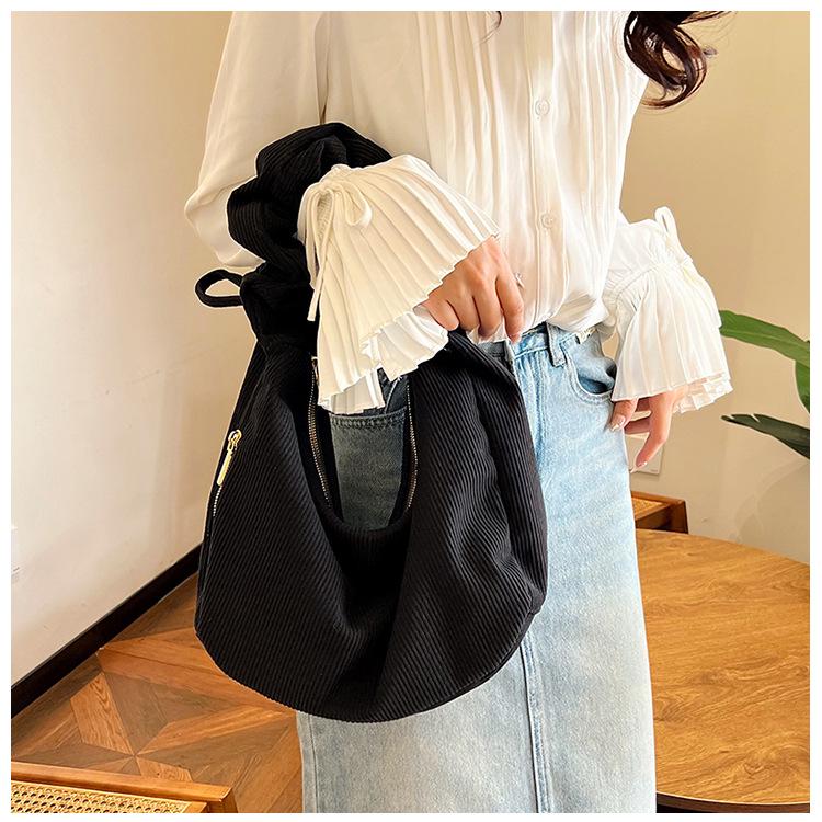 Trendige Cord Schultertasche mit Falten für Damen - Kollektion 2025