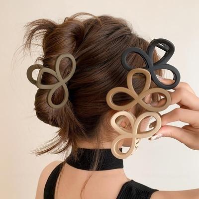 Vintage Frosted Shamrock Hair Clip for Women Elegant Shark Clip Fashion Girl Hair Claw Large Clip Ponytail Hairpin Crab Headwear