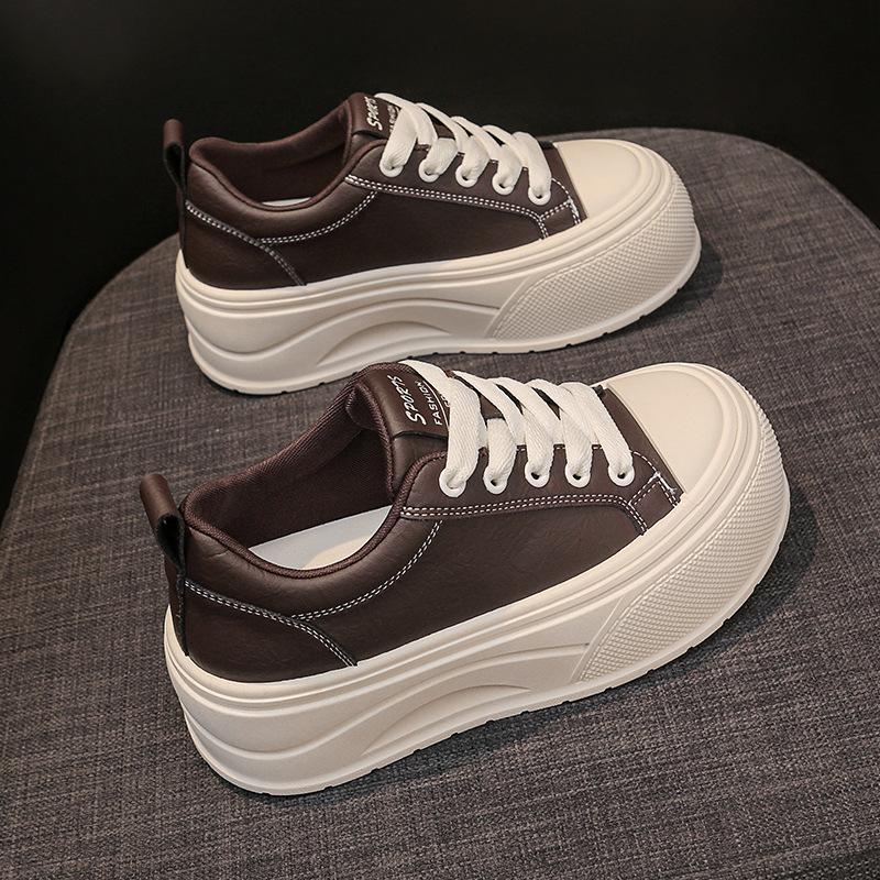 La première couche de chaussures décontractées à semelles épaisses rehaussantes en cuir de vache, chaussures en velours pour femmes automne et hiver 2025, nouvelles chaussures muffin polyvalentes